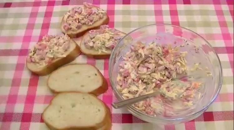 Per preparare una mini pizza su una pagnotta, mescola gli ingredienti.