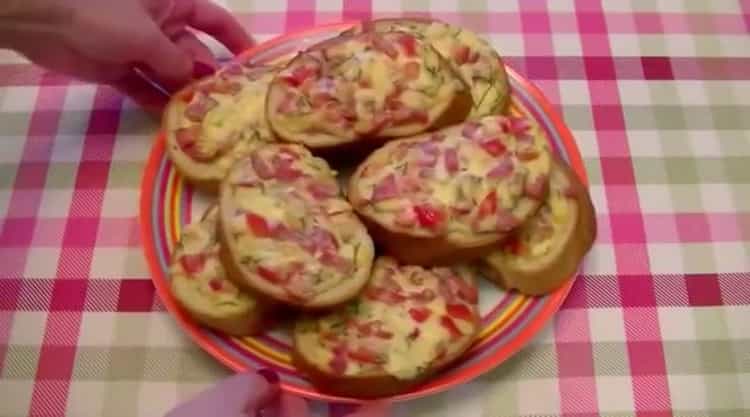 Mini pizza su una pagnotta secondo una ricetta passo passo con foto