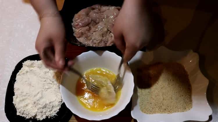 Secondo la ricetta per produrre latte dal pesce salmone. preparare l'impanatura