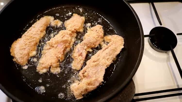 Secondo la ricetta per produrre latte dal pesce salmone. olio caldo