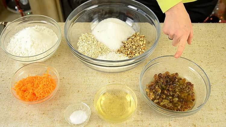 Per preparare i biscotti alle carote, prepara gli ingredienti