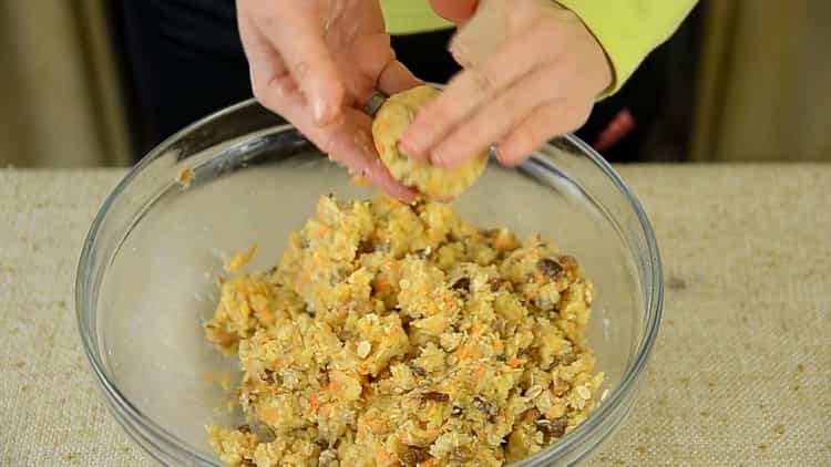 Per fare i biscotti alle carote, prepara i biscotti