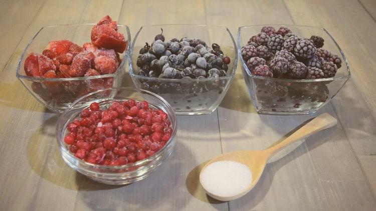 Per preparare il succo di frutta da bacche congelate, preparare gli ingredienti