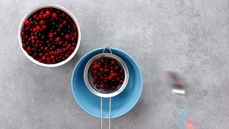 Per fare il succo di frutta, sbucciare le bacche