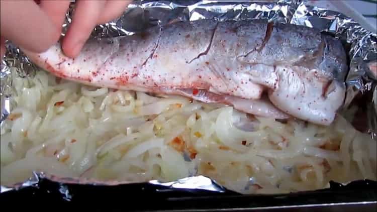 Per cucinare novagi al forno. mettere la cipolla di pesce