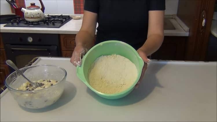 Per preparare una torta sfusa con ricotta, prepara tutto il necessario