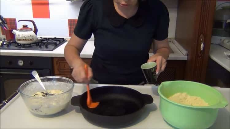 Per la preparazione di torte sfuse con ricotta, ungere lo stampo