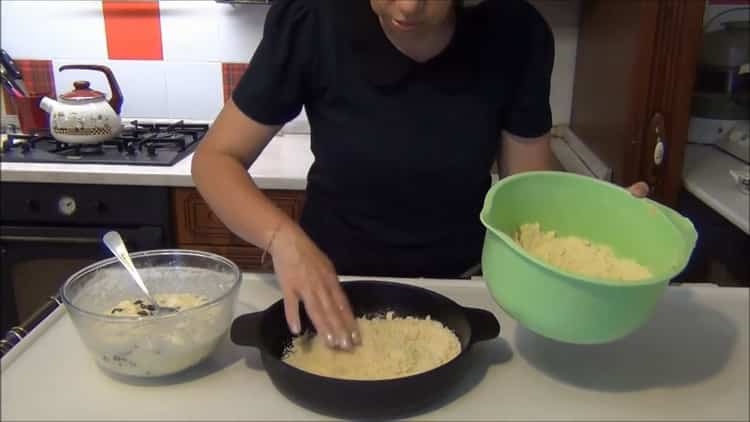 Per preparare una torta sfusa con ricotta, metti le briciole di farina in una teglia