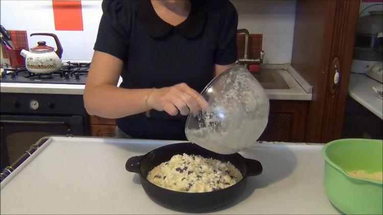 Per preparare una torta sfusa con ricotta, stendere il ripieno