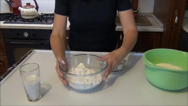 Per preparare una torta sfusa con ricotta, macinare la ricotta