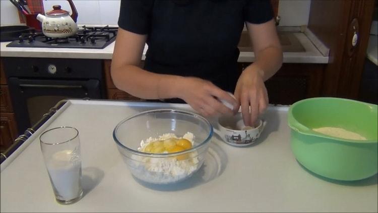 Per la preparazione della torta sfusa con la ricotta, mescolare gli ingredienti