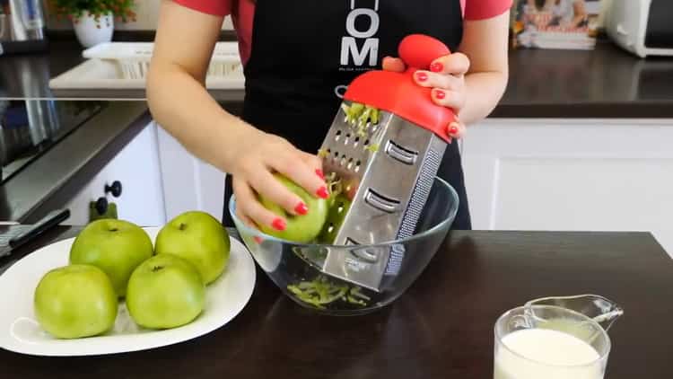 Preparare gli ingredienti per la torta di mele sfusa