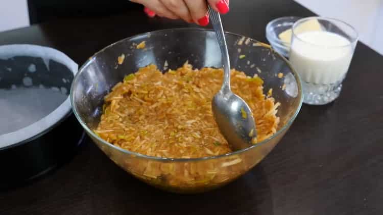 Mescola gli ingredienti per preparare una torta di mele sfusa