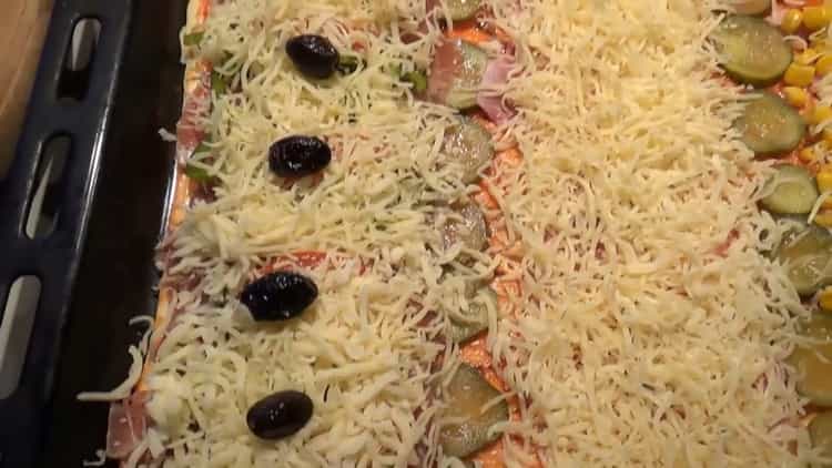 Metti il ​​formaggio per fare i condimenti per la pizza