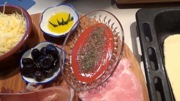 Per fare i condimenti per la pizza, prepara la salsa