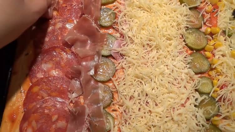 Per preparare i condimenti per la pizza, metti la salsiccia