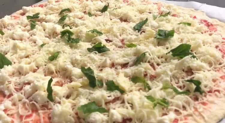 Per preparare la pizza napoletana, preriscaldare il forno