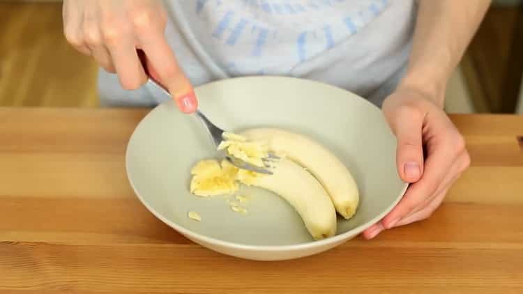 Macina una banana per preparare un biscotto non commestibile