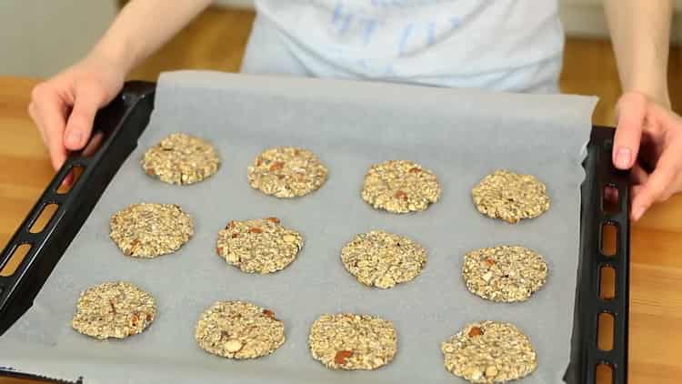 Ricetta graduale dei biscotti di farina d'avena non finita con la foto