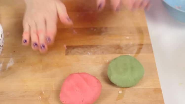 Per preparare i biscotti di Natale, impasta l'impasto