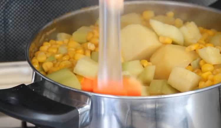 Delizioso stufato di verdure con zucchine pronte