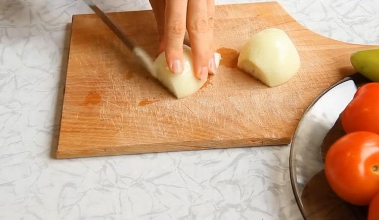 Per cucinare stufato di verdure con fette di zucchine