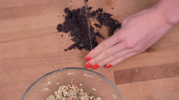 Per preparare i biscotti di farina d'avena, tritare il cioccolato