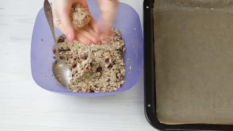 Per preparare i biscotti di farina d'avena con una banana, preriscaldare il forno