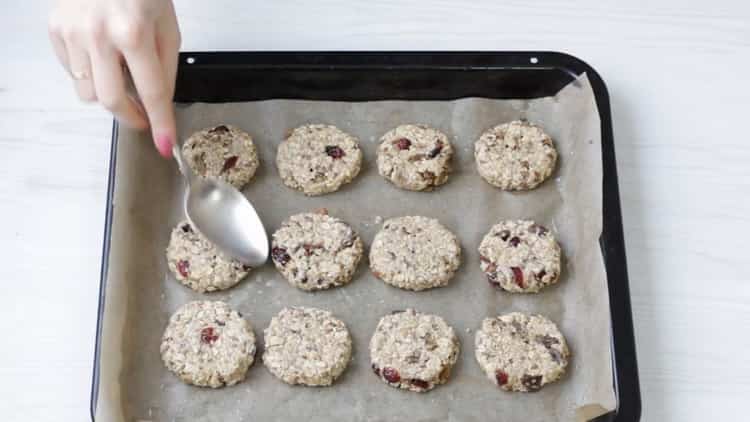 Per preparare i biscotti di farina d'avena con una banana, stendi gli ingredienti e una teglia