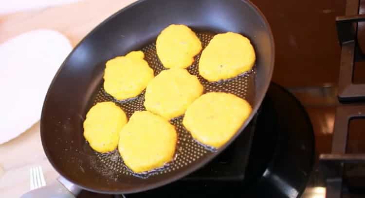 Per preparare frittelle di zucca, scalda una padella