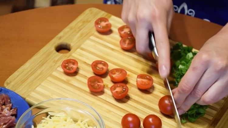 Per fare una torta aperta, tagliare i pomodori