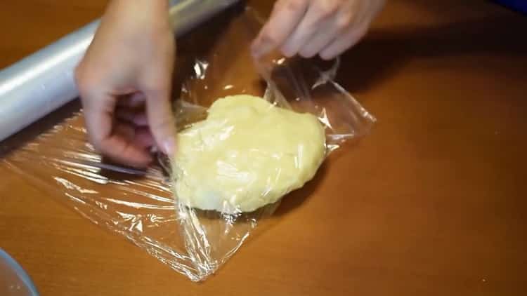 Per fare una torta aperta, metti l'impasto in un film