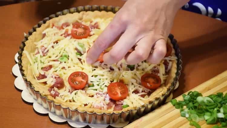 Per preparare una torta aperta, mettere il ripieno sull'impasto