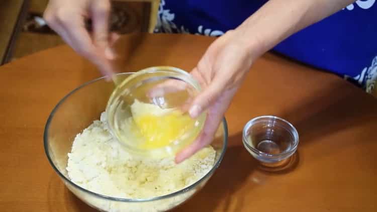 Mescola gli ingredienti per una torta aperta.