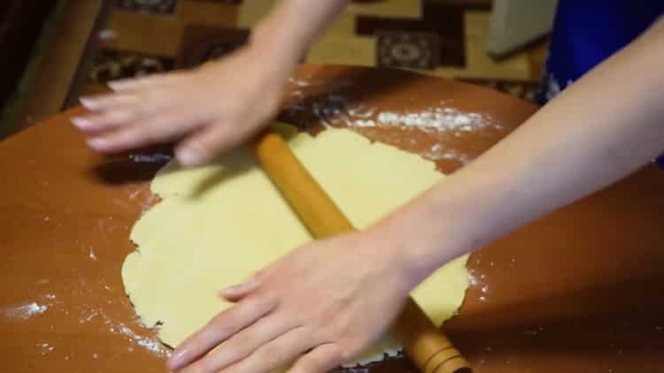 Stendi la pasta per fare una torta aperta.