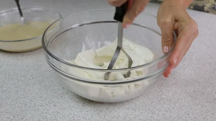 Per preparare una torta aperta con ricotta, macinare la ricotta