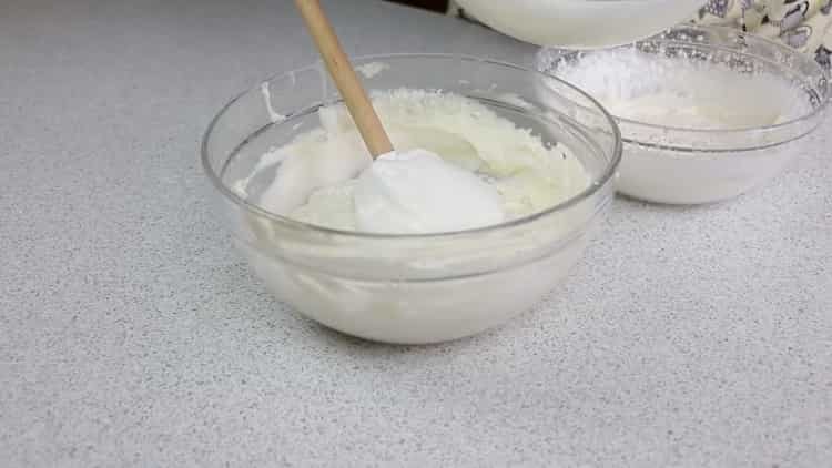 Per preparare una torta aperta con ricotta, mescolare gli ingredienti per il ripieno.