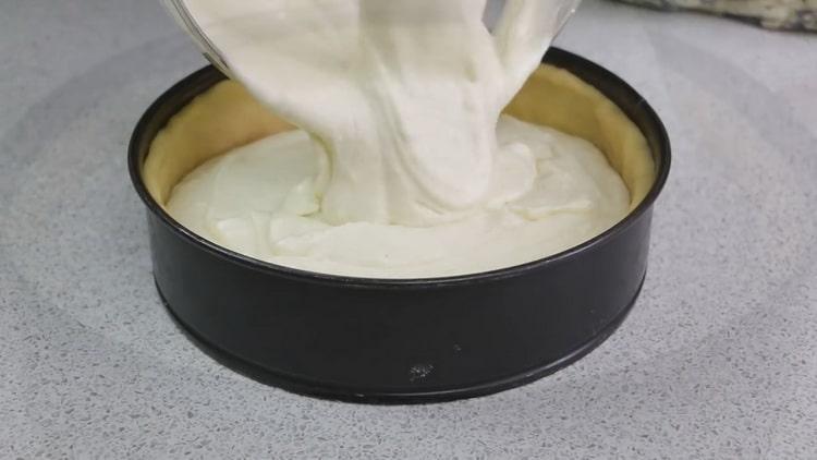 Per preparare una torta aperta con ricotta, mettere il ripieno sull'impasto