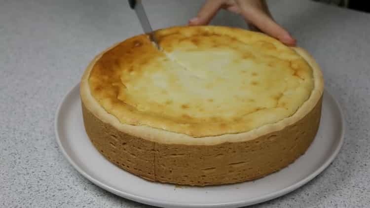 La deliziosa torta aperta con ricotta è pronta