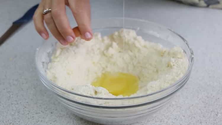 Per preparare una torta aperta con ricotta, preparare l'impasto