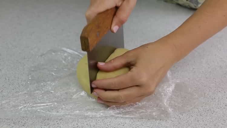 Per preparare una torta aperta con ricotta, raffreddare l'impasto