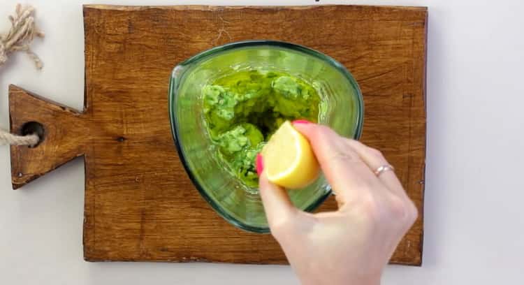 Aggiungi il limone per preparare la pasta di avocado per i panini