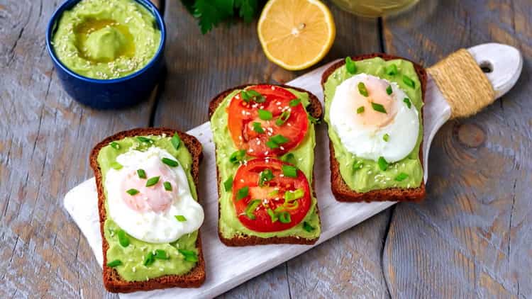 Prova a preparare la pasta di avocado per i panini