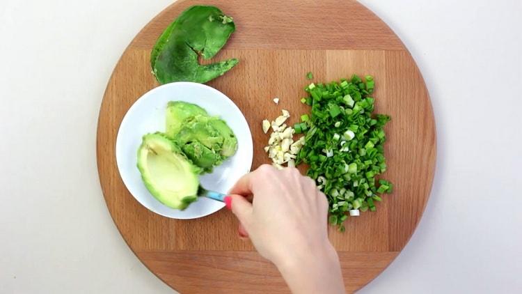 Per preparare sandwich di pasta di avocado, prepara gli ingredienti