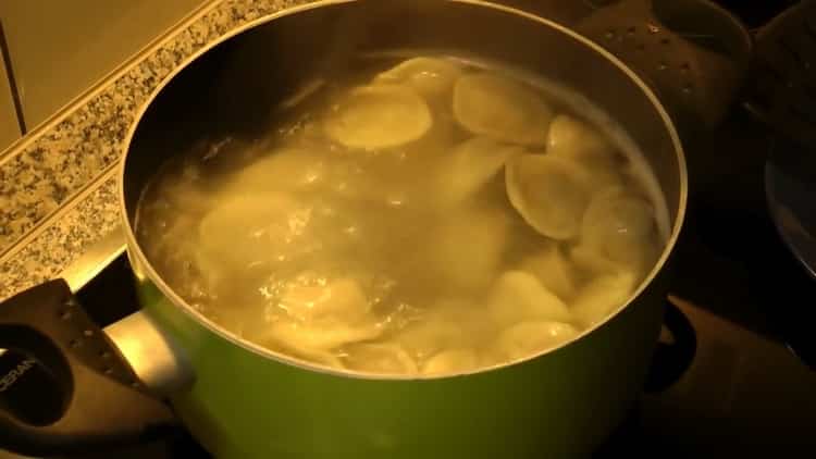 Per cucinare gnocchi di manzo. bollire l'acqua