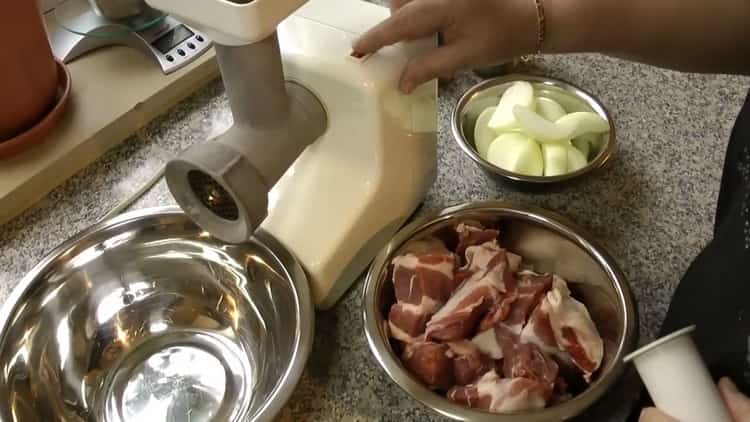 Per cucinare gnocchi di manzo. preparare gli ingredienti