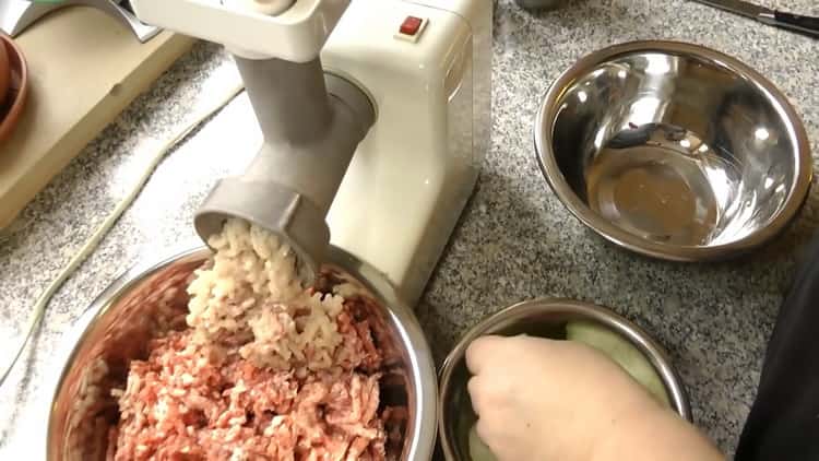 Per cucinare gnocchi di manzo. torcere gli ingredienti