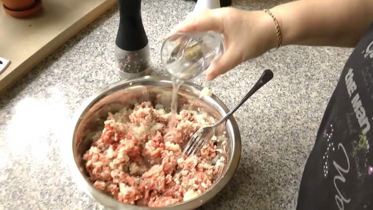 Per cucinare gnocchi di manzo. aggiungere acqua