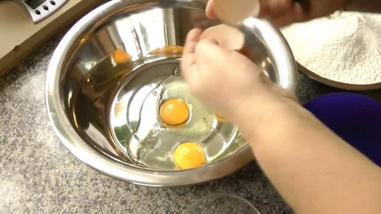 Per cucinare gnocchi di manzo. preparare gli ingredienti per l'impasto