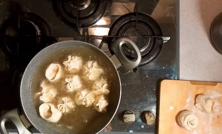 Per preparare gnocchi di luccio, fai bollire l'acqua